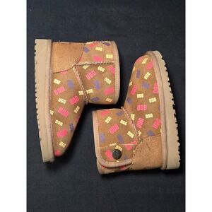 UGG Toddler Mini Bailey Button Logo Print Chestnut Boots 1153635T Size 9